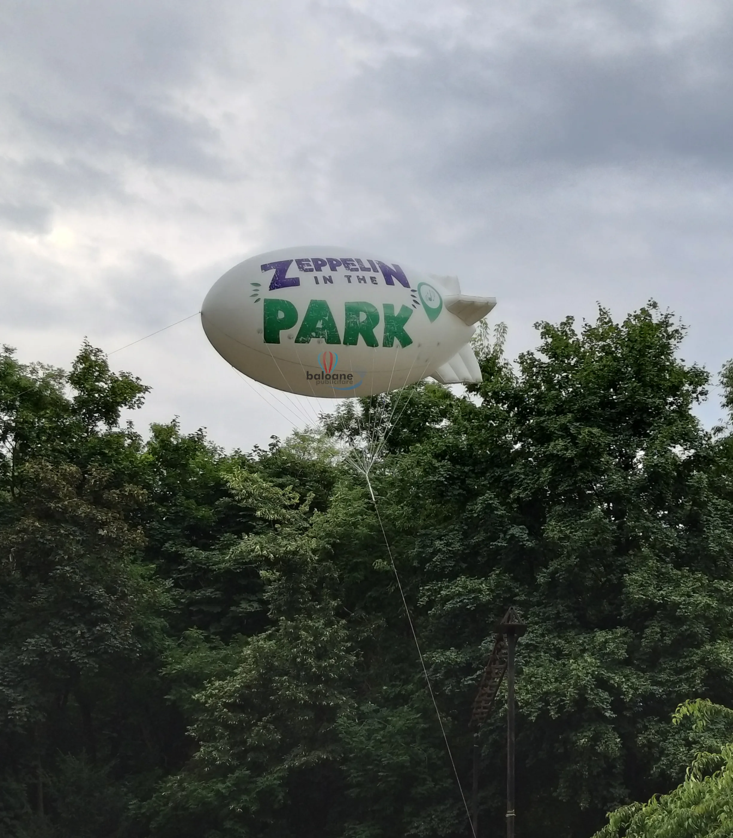 Zeppelin publicitar plutind deasupra unui parc